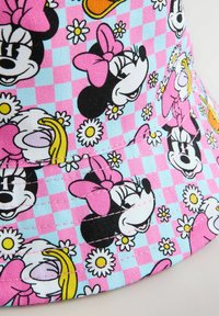 Chapeau bob en tissu présentant un motif à carreaux coloré avec des dessins graphiques de personnages de dessins animés et de fleurs dans des tons roses et bleus.