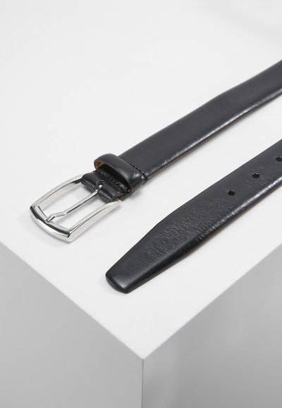 Ceinture en cuir noir avec une boucle en argent brillante, présentant une texture lisse, une extrémité pointue et plusieurs trous d'ajustement le long de sa longueur.