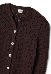 Braune gestrickte Strickjacke mit Diamantmuster, Rundhalsausschnitt und Knopfverschluss. Glatte Textur mit sechs runden Knöpfen.