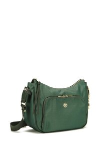 Borsa a spalla sintetica verde con una finitura testurizzata, hardware dorato, tasca con zip anteriore e tracolla regolabile.