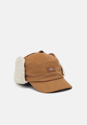 Brązowa zimowa czapka z płótna z białymi fleecowymi nausznikami i naszywką z logo Dickies z przodu.