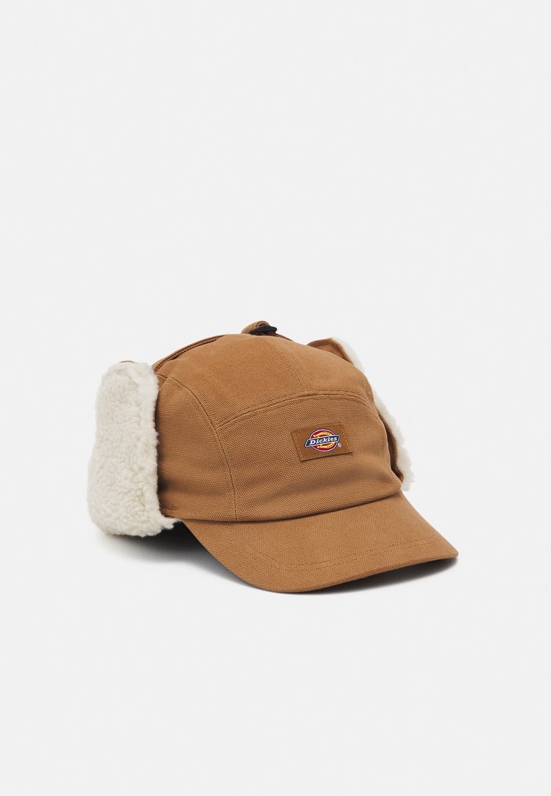 Bonnet d'hiver en toile marron avec cache-oreilles en polaire blanche et un patch logo Dickies sur le devant.