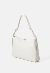 Borsa a tracolla bianca in pelle con una forma strutturata, dettagli in metallo dorato e una sola tracolla regolabile. Texture liscia e dettagli di design minimalisti.