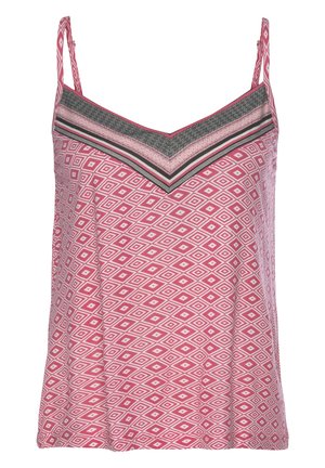 Ružová bezrukávová blúzka s výstrihom do V, pokrytá bielymi diamantmi a doplnená šedým a čiernym pruhovaným pásom na prsia.