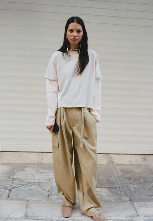 PULL&BEAR, HIGH-WAIST WITH BELT - CARGO TROUSERS - Pantalon cargo - camel