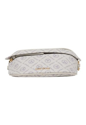 Hellbeige rechteckige Umhängetasche mit Friedenssymbolen und Muster mit dem Schriftzug "Carlo Colucci", goldfarbener Logo-Plakette und Reißverschluss oben.