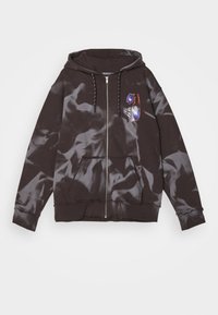 Sudadera con cremallera negra de acabado brillante. Cuenta con un bolsillo frontal, capucha con cordón y un diseño bordado en colores vibrantes en el pecho.