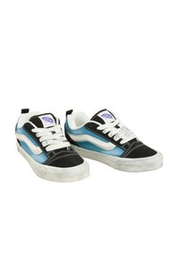 Scarpe da skate in suede nere e blu con lacci bianchi, una prominente striscia laterale bianca e una suola in gomma texturizzata. Decorate con un patch del logo.
