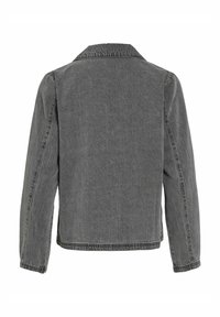 Sivá džínsová bunda s golierom, dlhými rukávmi a textúrovaným povrchom, s viditeľným šitím pozdĺž okrajov.