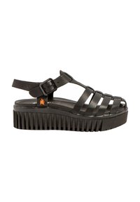 Sandalias de plataforma negras con un diseño de tiras, que presentan una suela texturizada, hebilla ajustable y un pequeño acento naranja.