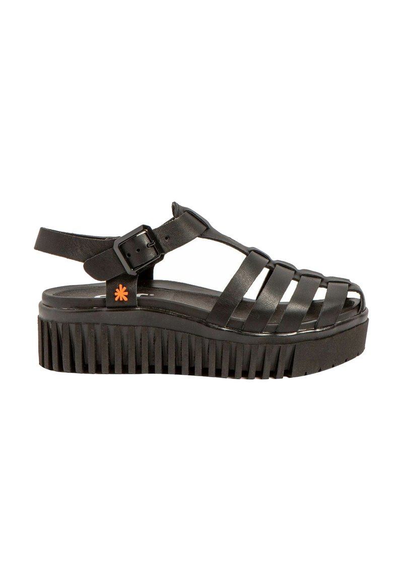 Sandalias de plataforma negras con un diseño de tiras, que presentan una suela texturizada, hebilla ajustable y un pequeño acento naranja.