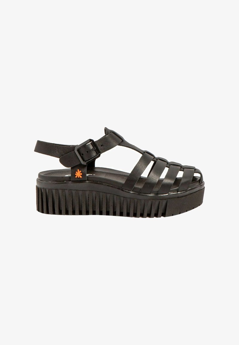 Schwarze Plateausandalen mit einem Riemendesign, einer strukturierten Sohle, einer verstellbaren Schnalle und einem kleinen orangen Akzent.