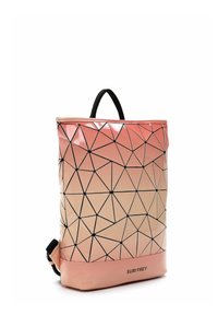Rosa und beige geometrische Rucksack mit glänzender Oberfläche, ausgestattet mit schwarzen dreieckigen Mustern und einem oberen Griff zum Tragen.