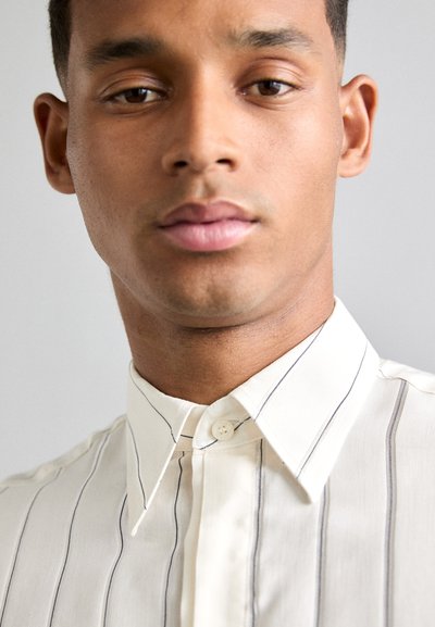 Tiger of Sweden BAARNEY - Skjorta - pure white