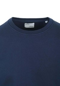 Marine blauwe crew neck t-shirt gemaakt van katoenmixstof. Heeft een soepele textuur en een minimalistisch ontwerp met het label zichtbaar op de hals.