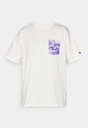 Hvid bomulds t-shirt med korte ærmer, der har en lilla tie-dye brystlomme og et lille lilla logo på ærmet.