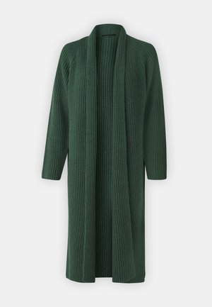 Dlouhý zelený cardigan vyrobený z ribovaného pleteného materiálu. Má otevřený přední design, široké rukávy a sahá pod kolena.