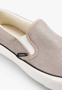 Helle rosa Slipper mit strukturiertem Stoff, elastischem seitlichem Einsatz und weißer Sohle. Verfügt über ein kleines schwarzes Etikett mit "SCALPERS" auf der Seite.