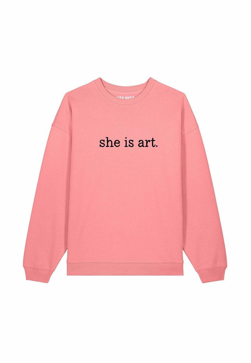 Felpa rosa in cotone, con scollo rotondo e polsini a coste. Sul davanti testo nero con la scritta "she is art."