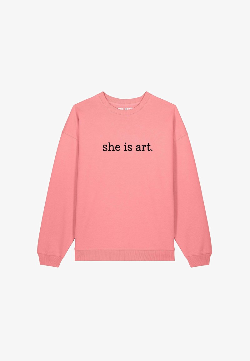 Felpa rosa in cotone, con scollo rotondo e polsini a coste. Sul davanti testo nero con la scritta "she is art."