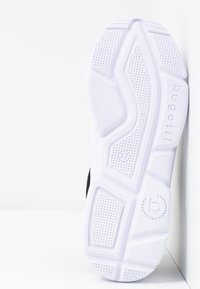 Suola di sneaker nera con suola esterna in gomma bianca testurizzata. Presenta un design geometrico con rientranze e il marchio "bugatti" in rilievo. Taglia 37.