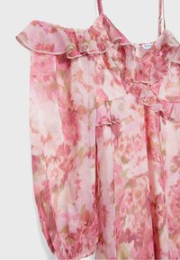 Blusa floral rosa hecha de una tela ligera que presenta un escote con volantes, tirantes finos y mangas amplias con sutiles acentos verdes.