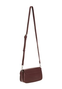 Geantă crossbody din piele vișinie, cu formă dreptunghiulară elegantă, curea reglabilă, închidere cu clapetă și accente metalice argintii. Textură netedă.