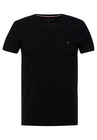 Černé tričko s krátkým rukávem a kulatým výstřihem s malým logem vlajky Tommy Hilfiger na levé straně hrudi.