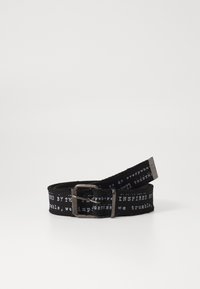 Zwarte stoffen riem met herhaald witte tekst, zilveren metalen gesp. Het platte, brede ontwerp zorgt voor een moderne uitstraling met een gestructureerd oppervlak.
