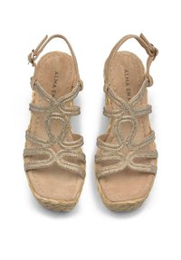 Beige wedge sandalen met een gevlochten jute zool en decoratieve metallic banden met een golvend ontwerp. Zachte suède voetbed met branding.