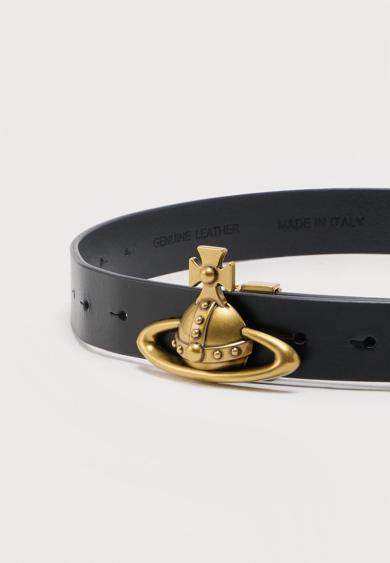 Zwarte echte leren riem met gouden gesp in de vorm van een bol en kruis, gelabeld "Made in Italy."