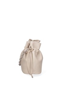 Borsa in pelle beige con chiusura a coulisse, parte superiore arricciata, accentata da una catena argentata e texture liscia. Forma cilindrica compatta, design minimalista.