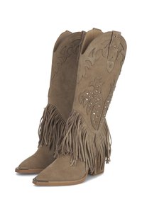 Botas de cowboy de ante en taupe con intrincados diseños recortados, flecos y tachuelas plateadas. Las puntas afiladas y un tacón apilado completan el diseño.