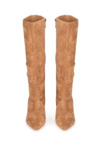 Botas de ante color caramelo hasta la rodilla, con una textura suave, punta afilada y un detalle de cremallera en la parte superior para el cierre.