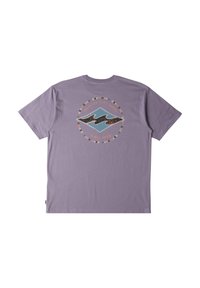 Camiseta de algodón púrpura de manga corta con un diseño gráfico en la parte posterior, que presenta olas y texto dentro de un borde circular.
