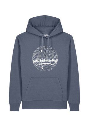 Sweat à capuche bleu avec un motif circulaire blanc de montagne et d’arbre se reflétant sur l’eau, avec une lune et des nuages au-dessus et en dessous du reflet.