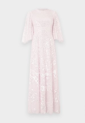 Długa różowa sukienka zdobiona cekinami, z teksturowanym gorsetem, bufkami na rękawach i zwiewną spódnicą. Tkanina wydaje się lekka i delikatna.