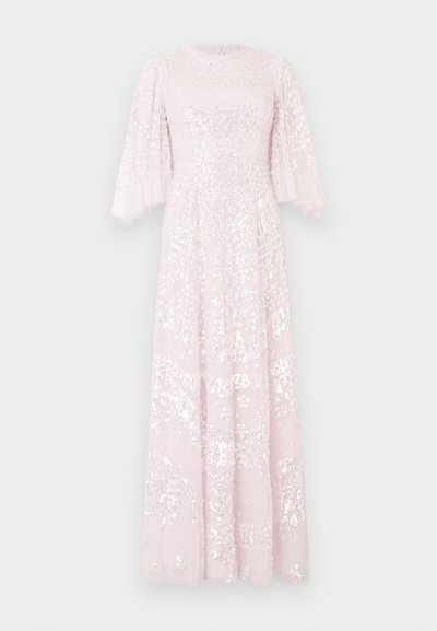 Rochie lungă roz, cu paiete, corset texturat, mâneci bufante și o fustă fluidă. Materialul pare ușor și delicat.