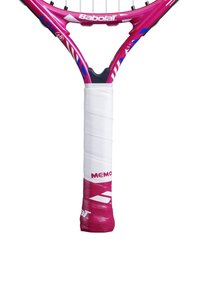 Raqueta de tenis Babolat, que presenta un marco predominantemente rosa con acentos azules, cinta de agarre blanca y un diseño de garganta elíptico único.