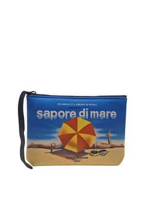 Borsetta blu con una scena di spiaggia vintage, che mostra un ombrellone giallo e rosso, due gambe e il testo "sapore di mare" sulla sabbia.