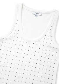 Weißes, geripptes Tanktop mit einem runden Halsausschnitt, verziert mit kleinen silbernen Nieten, die in einem gepunkteten Muster angeordnet sind.