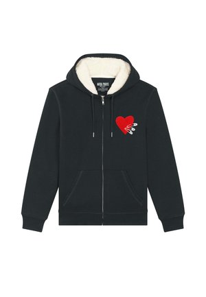 Zwarte hoodie met rits, met witte fleece voering, een rood hartgrafiek op de borst doorprikt door drie zilveren veiligheidsnaalden, en voorzakken.