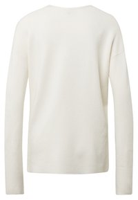 Kremowy sweter z długim rękawem wykonany z miękkiego materiału; charakteryzuje się luźnym krojem i prostą, prążkowaną fakturą na całej powierzchni.