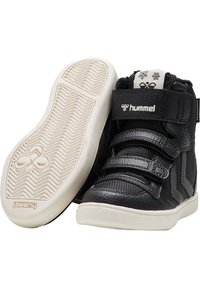 Sneakers alte nere con upper texturizzato, cinturini in velcro e suola bianca a contrasto. Presentano un logo e accenti a forma di fiocco di neve sulla linguetta.