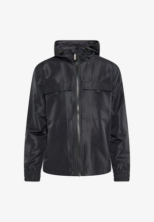 Sort zip-up jakke lavet af tekstureret stof med hætte, elastiske manchetter og to forlommer. Har en lige kant og et strømlinet design.