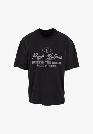 Must värviline puuvillane T-särk lühikeste varrukatega ja ümarate kaelus. Omab hõbedast tekstigraafikat: "Ehitatud paiskumises, aja jooksul tuhmunud" ja kujunduse aktsenti.