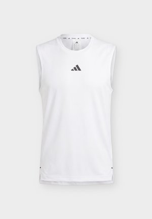 Biała sportowa koszulka na ramiączkach z okrągłym dekoltem i małym czarnym logo adidas na środku klatki piersiowej.