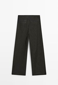 Bredde ben sorte bukser lavet af denim, med to baglommer og en ren, flad talje uden synlige hardware eller dekorationer.