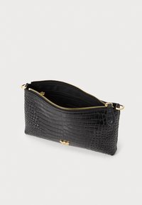 Clutch em pele preta com estampado de crocodilo, fecho de zip em tom dourado, superfície texturizada e bolso interior. Forma retangular plana.