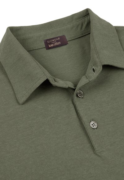 Polo shirt vert olive avec deux boutons et un col, comportant une étiquette "SLOWEAR Zanone icecotton" à l'intérieur de l'encolure.
